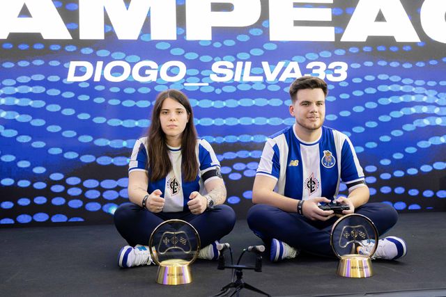 Diogo Silva e Raquel Martinho a recriar a celebração de Diogo Jota