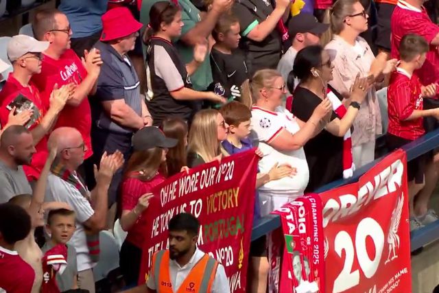 Arrepiante: adeptos do Liverpool cantam música de Diogo Jota