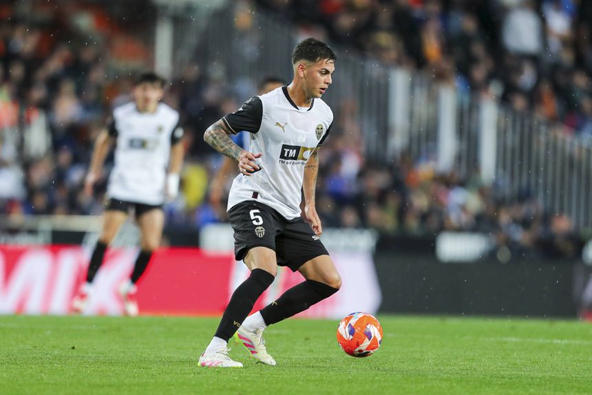 Enzo Barrenechea, jogador do Aston Villa emprestado ao Valência na última época