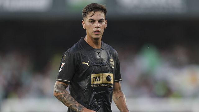 Enzo Barrenechea, jogador do Aston Villa emprestado ao Valência na última época