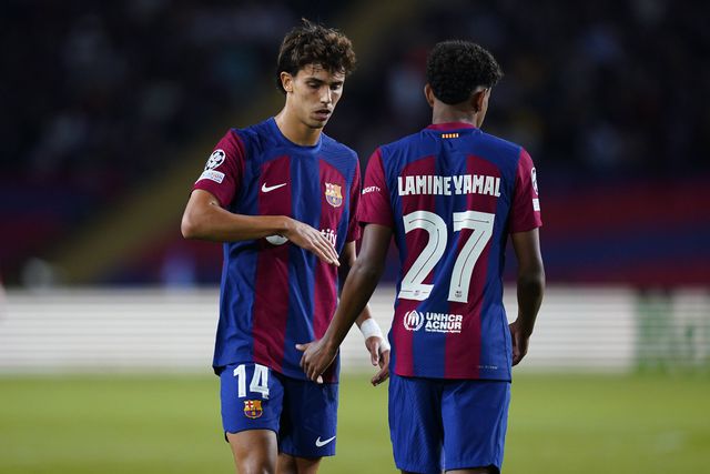 João Félix a cumprimentar Lamine Yamal no Barcelona