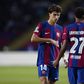 João Félix a cumprimentar Lamine Yamal no Barcelona