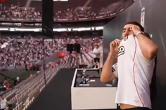 Kokçu com receção digna de superestrela no Besiktas (vídeo)