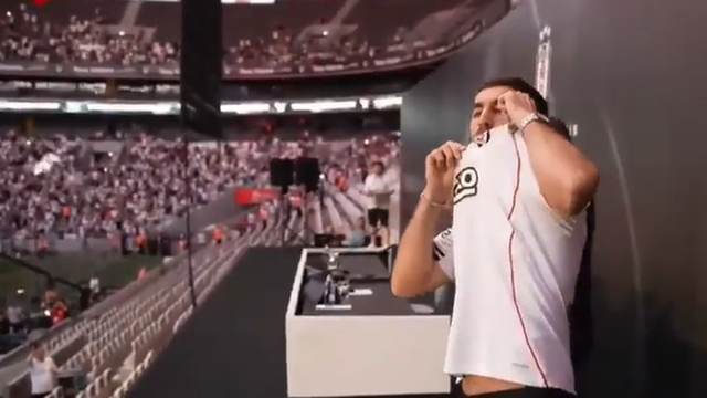 Kokçu com receção digna de superestrela no Besiktas (vídeo)
