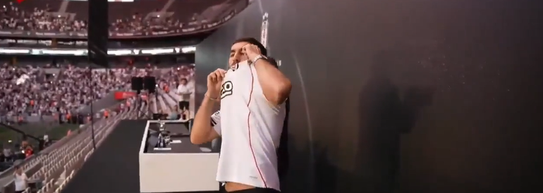 Kokçu com receção digna de superestrela no Besiktas (vídeo)