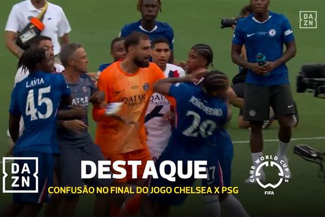 Luis Enrique perde a cabeça no final do jogo e empurra João Pedro (vídeo)
