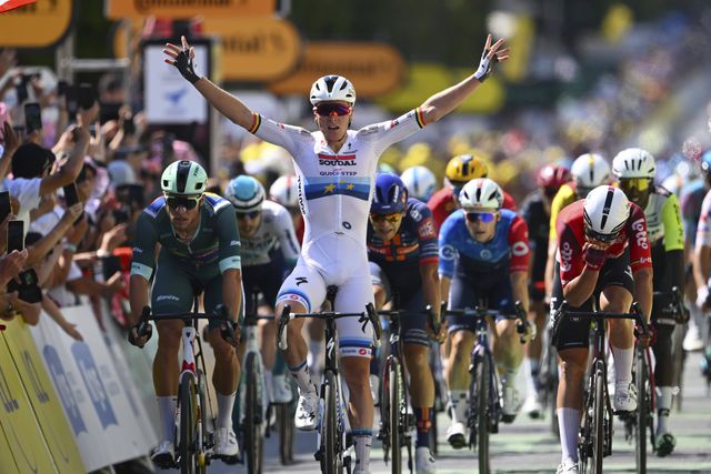 Tour 2025: Tim Merlier vence ao 'sprint' e rouba o doce a Van der Poel