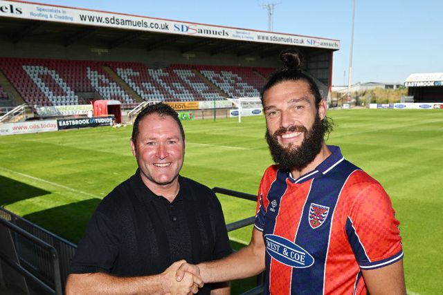 Andy Carroll com a camisola do Dagenham & Redbridge
