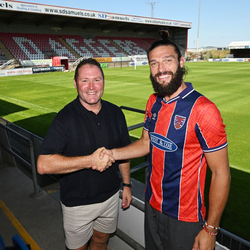 Andy Carroll com a camisola do Dagenham & Redbridge