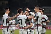 Pedro Neto abraça Diogo Jota na Seleção (Foto: IMAGO)