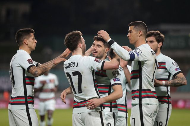 Pedro Neto abraça Diogo Jota na Seleção (Foto: IMAGO)