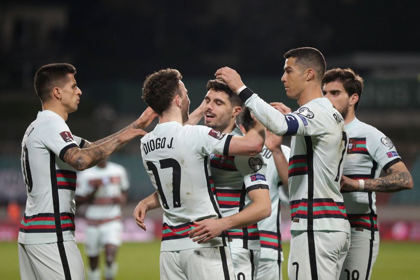 Pedro Neto abraça Diogo Jota na Seleção (Foto: IMAGO)