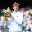 Jannik Sinner com o troféu referente à conquista de Wimbledon
