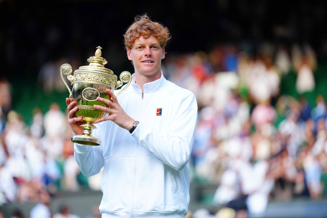 Jannik Sinner com o troféu referente à conquista de Wimbledon
