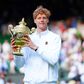 Jannik Sinner com o troféu referente à conquista de Wimbledon