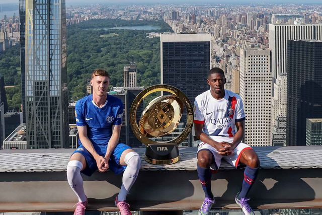 Cole Palmer e Dembélé com o troféu do Mundial de Clubes (X/FIFA)