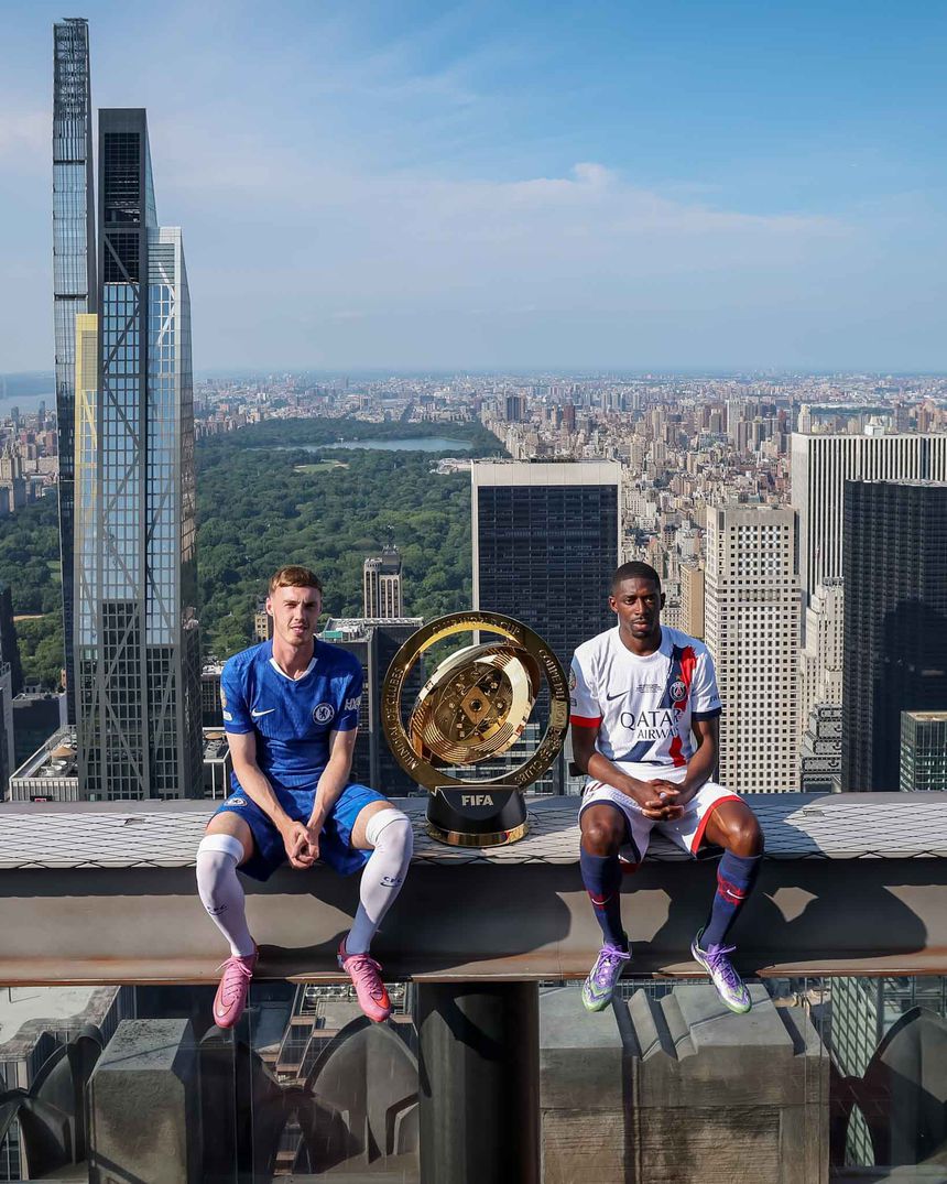 Cole Palmer e Dembélé com o troféu do Mundial de Clubes (X/FIFA)