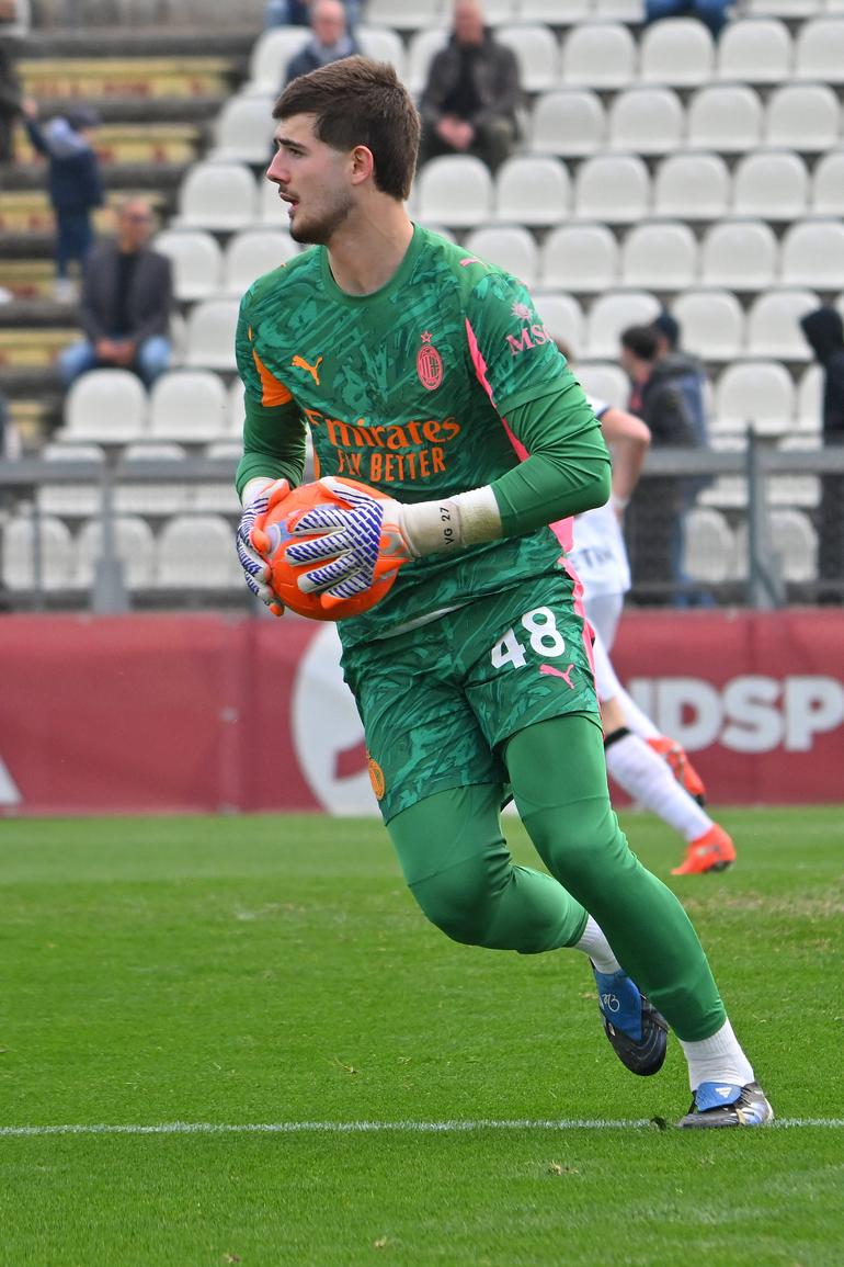 Leo Paul Bouyer - Guarda-redes francês de 1,94m nascido em 2008. Rumou a Milão há dois anos, proveniente do Paris FC. Na época passada, foi titular na equipa de sub-20 do Milan, que competiu na Serie D