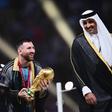 Hamad bin Khalifa Al Thani ao lado de Lionel Messi e Gianni Infantino