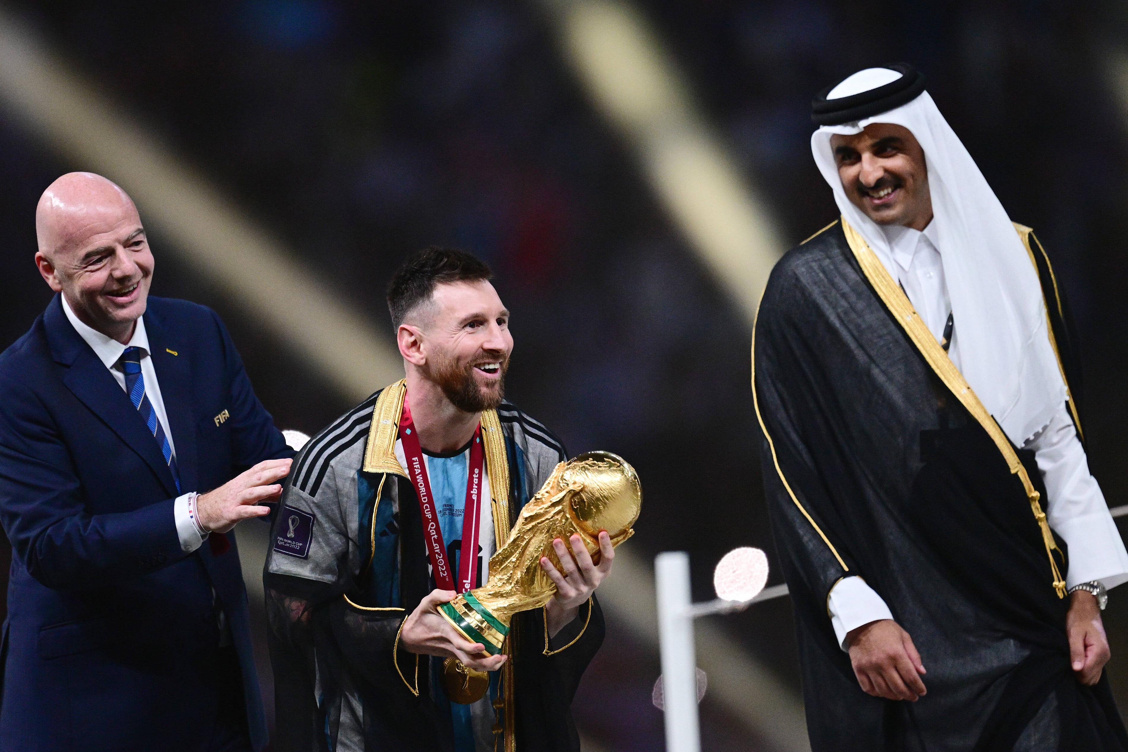 Hamad bin Khalifa Al Thani ao lado de Lionel Messi e Gianni Infantino