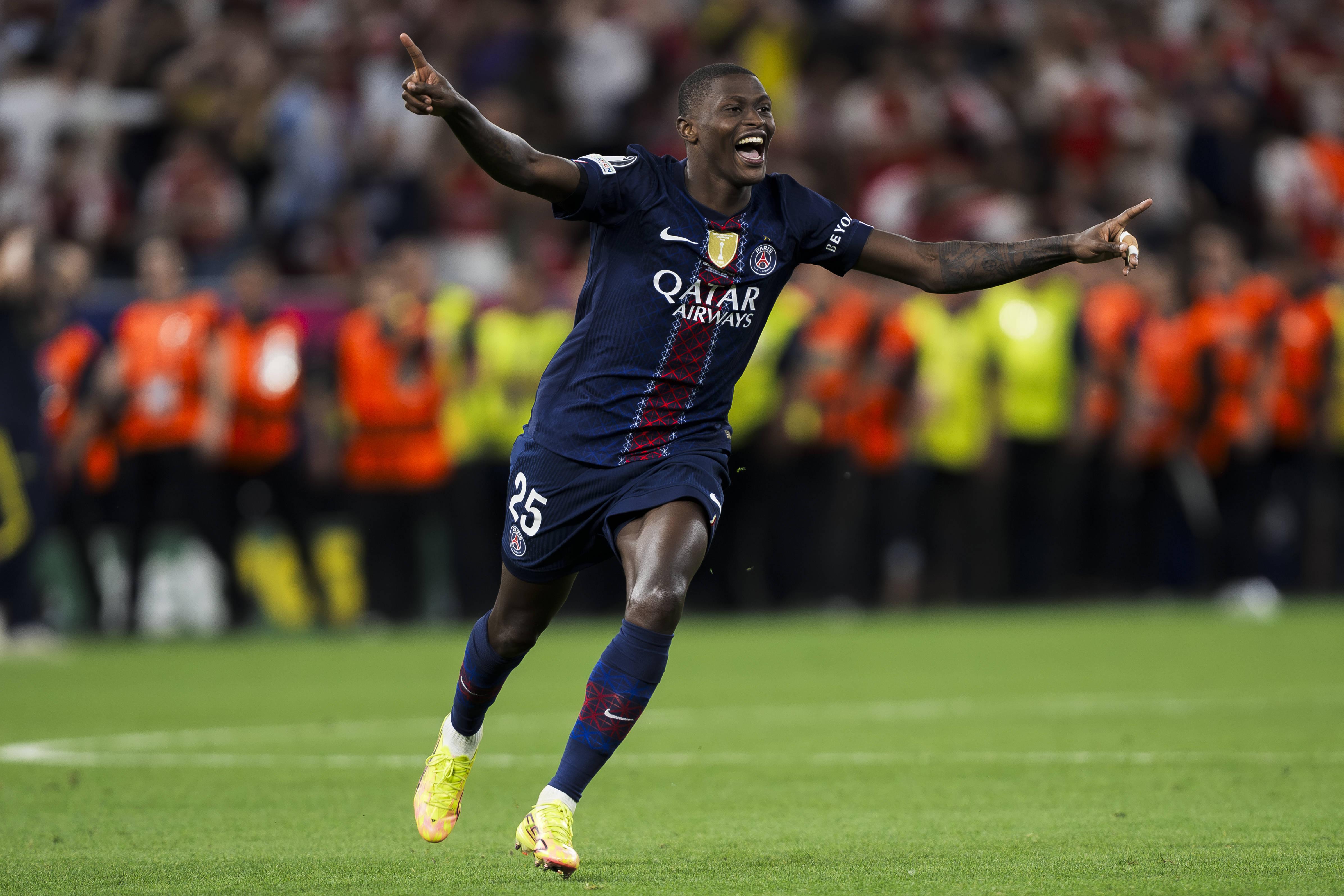 Nuno Mendes. Locomotiva do PSG na esquerda. Lateral-esquerdo, apontado como o melhor do mundo na sua posição, é fundamental para Luis Enrique. Já vai para a sexta época em Paris. Ex-Sporting, entre outros títulos, venceu duas Champions