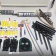 Alguns dos objetos confiscados aos adeptos detidos após os confrontos entre adeptos do Benfica e do Sporting