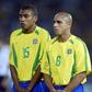 Kléberson com Roberto Carlos na final do Mundial de 2002 (IMAGO)