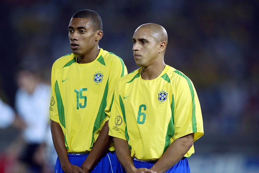 Kléberson com Roberto Carlos na final do Mundial de 2002 (IMAGO)