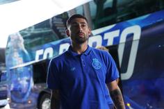 Adeptos despedem-se do FC Porto à saída para Inglaterra