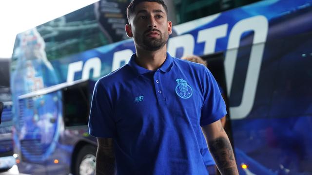 Adeptos despedem-se do FC Porto à saída para Inglaterra