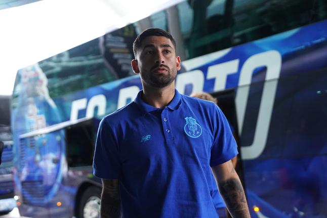 Adeptos despedem-se do FC Porto à saída para Inglaterra