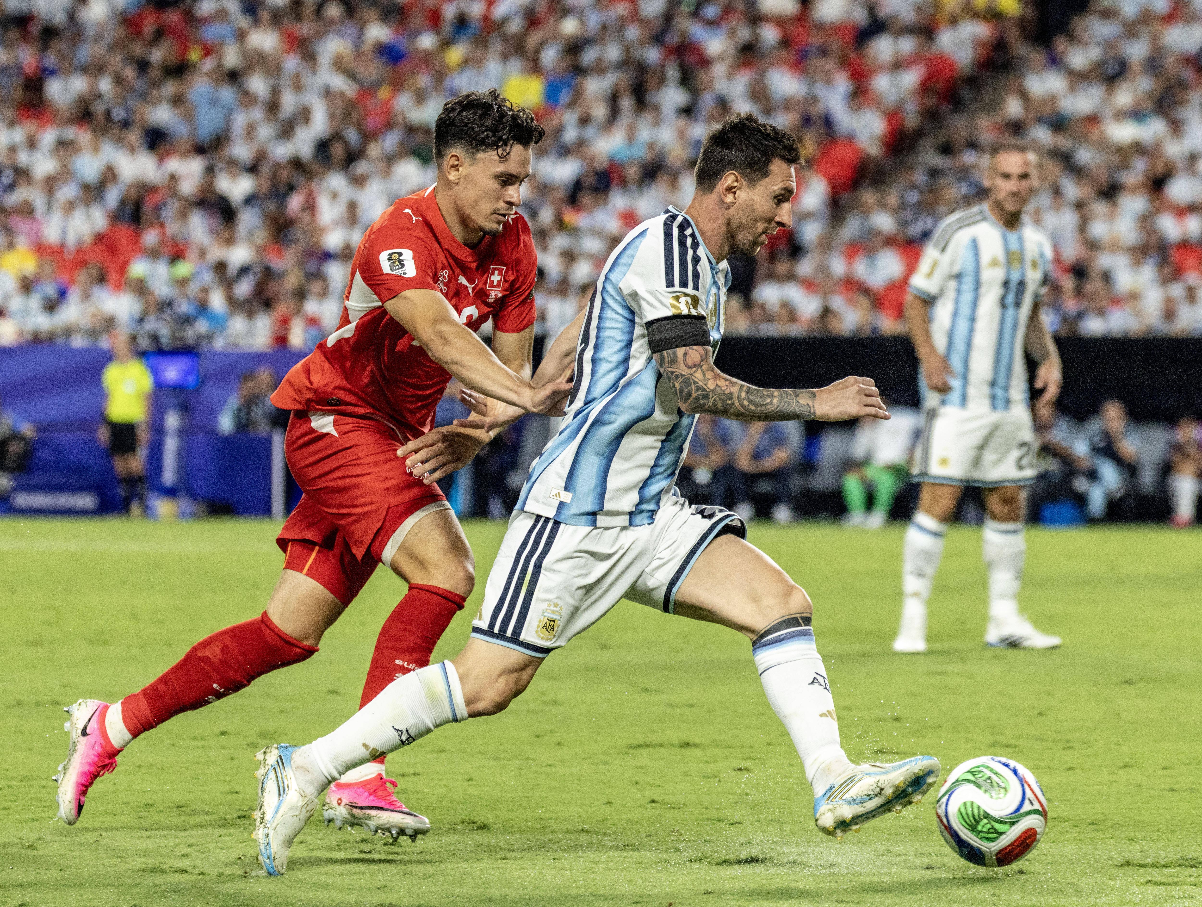 Jogadores da Argentina usaram braçadeiras pretas contra a Suíça