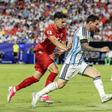 Jogadores da Argentina usaram braçadeiras pretas contra a Suíça