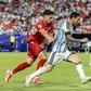 Jogadores da Argentina usaram braçadeiras pretas contra a Suíça