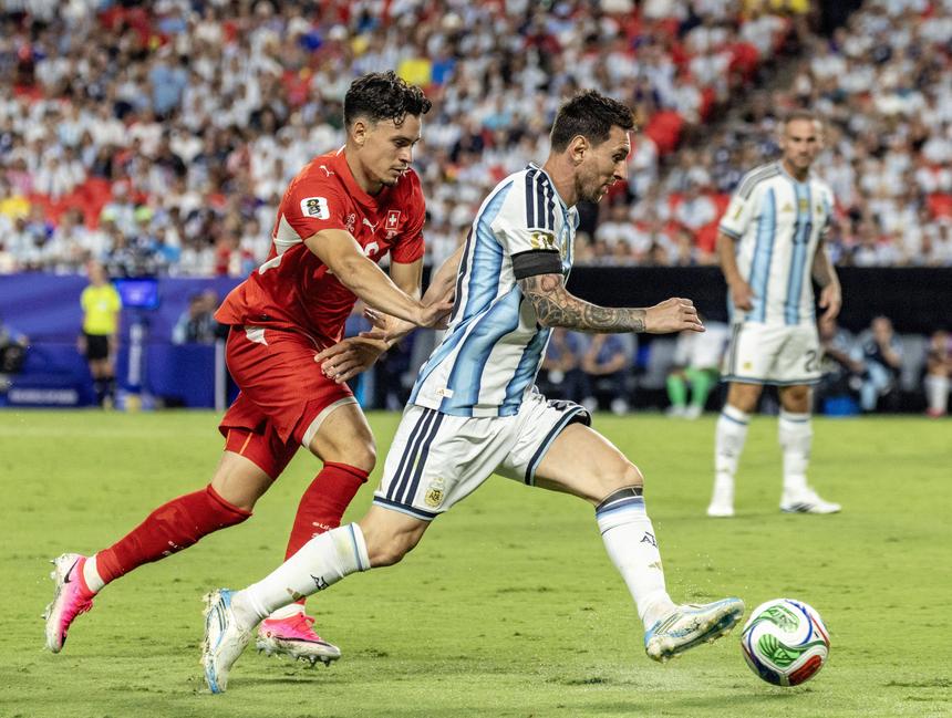 Jogadores da Argentina usaram braçadeiras pretas contra a Suíça