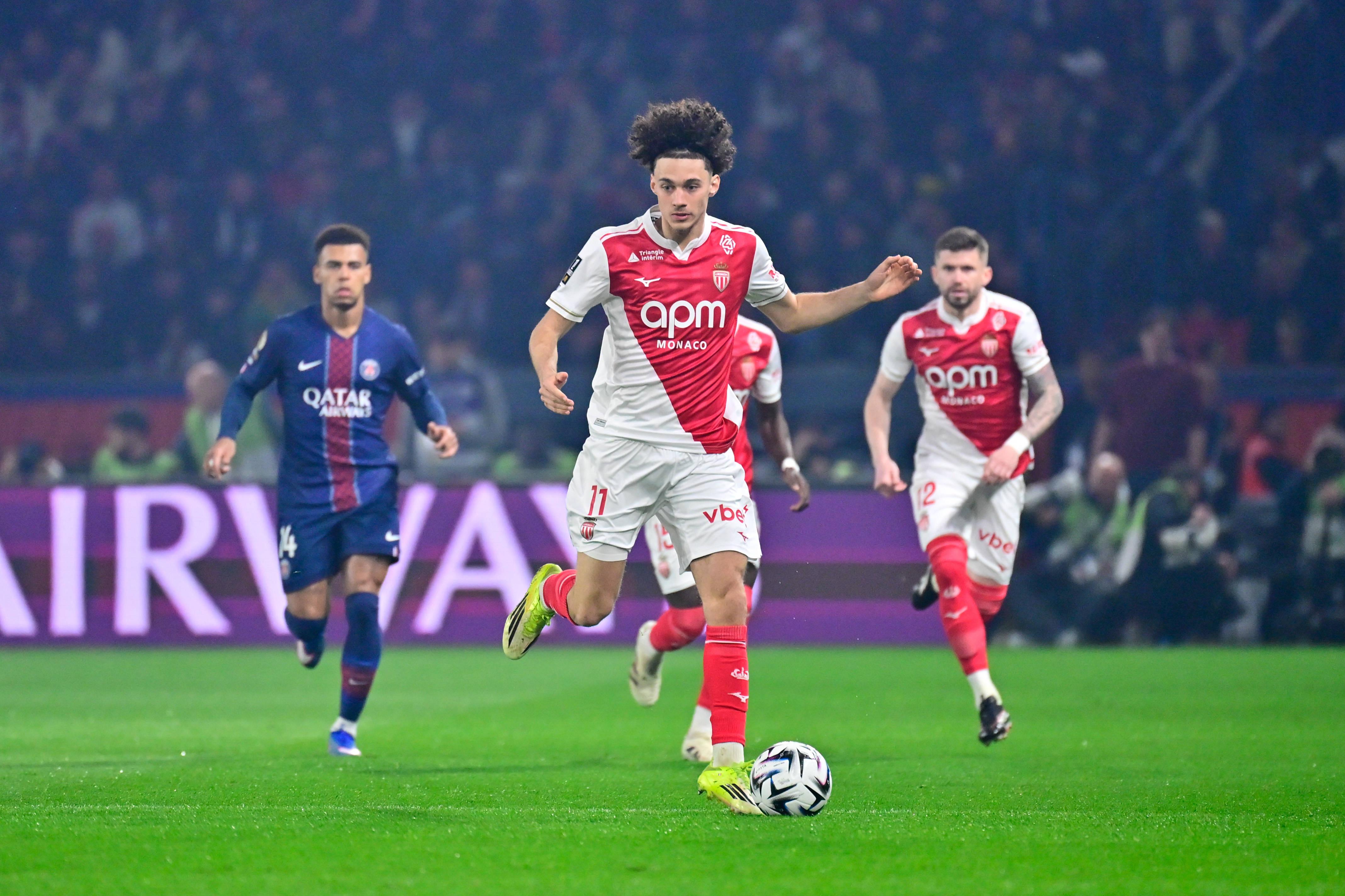 Akliouche brilha no Mónaco, onde terminou a formação, e é apontado pela imprensa francesa como substituto de Kang-In Lee, que está a caminho do Atlético Madrid. Extremo integra as opções de Deschamps no Mundial 2026