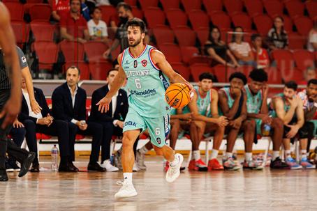 José Barbosa em ação pela Oliveirense frente ao Benfica, no Pavilhão da Luz