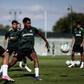 Luís Guilherme de olhos postos na bola - Foto: Sporting CP