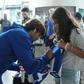 Rodrigo Mora dá autógrafo (Foto: FC Porto)