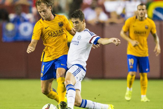 Oscar defrontou o Barcelona pelo Chelsea em 2015