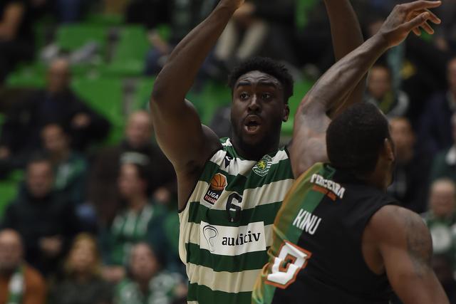 Kinu Rochford ao serviço do Terceira Basket, em duelo com o Sporting (foto: A BOLA)