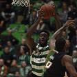 Kinu Rochford ao serviço do Terceira Basket, em duelo com o Sporting (foto: A BOLA)