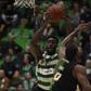 Kinu Rochford ao serviço do Terceira Basket, em duelo com o Sporting (foto: A BOLA)