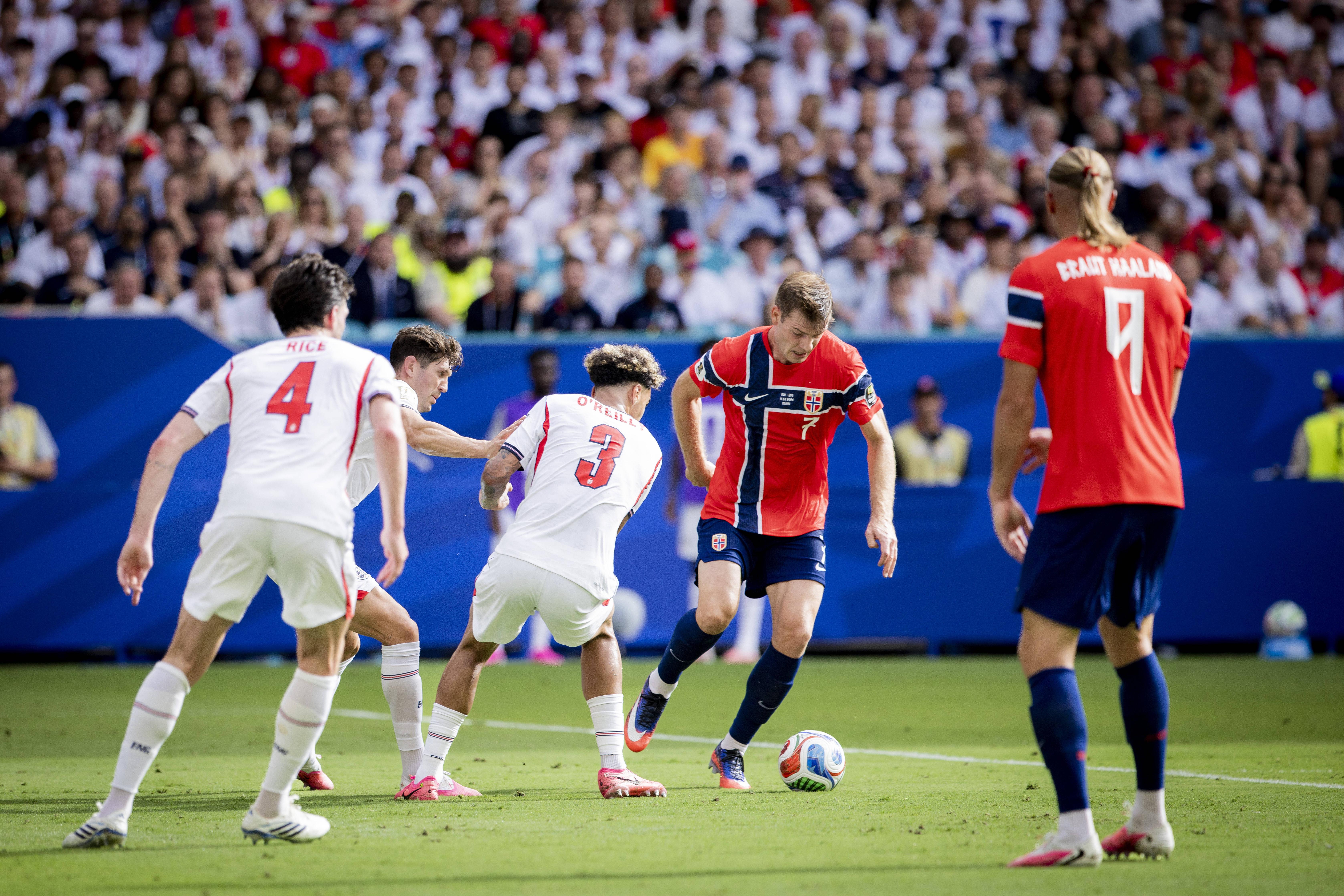 Alexander Sorloth ignorou Haaland num lance em qe este estava isolado, frente a Inglaterra, e adeptos não perdoaram
