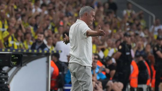 Um penálti e a barra fazem Mourinho cair da Champions