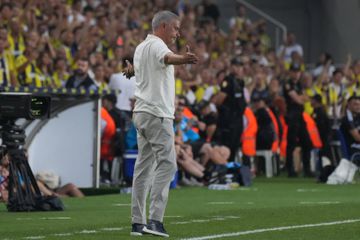 Um penálti e a barra fazem Mourinho cair da Champions