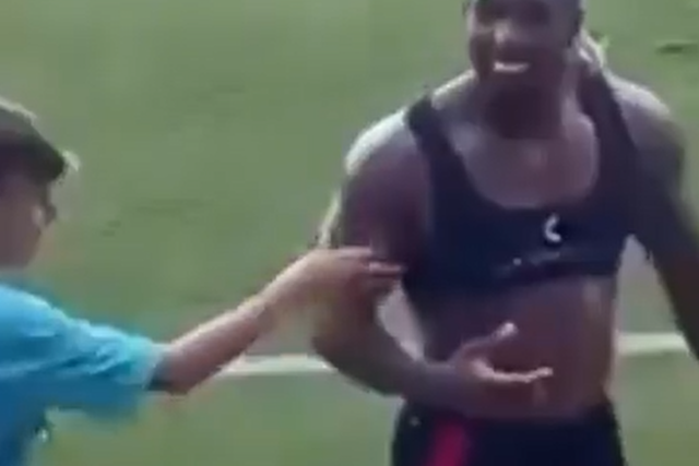 VÍDEO: criança toca no bíceps de Adama Traoré e leva as mãos à cabeça