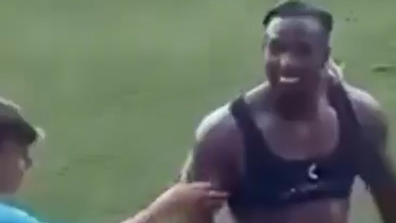 VÍDEO: criança toca no bíceps de Adama Traoré e leva as mãos à cabeça