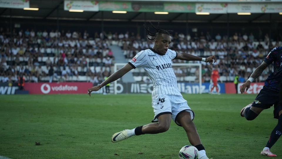 Farense: Pastor tem que «dar ao chinelo» para tirar Rivaldo do onze