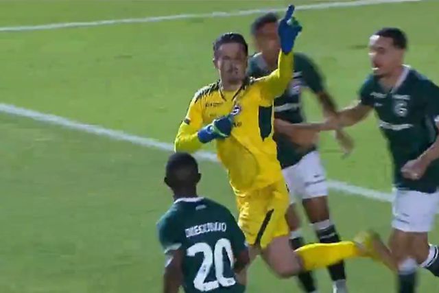 Brasil: dois golos do guarda-redes na reviravolta do Goiás